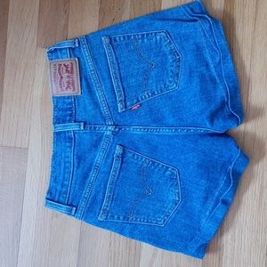 Levi denim shorts, EUC!